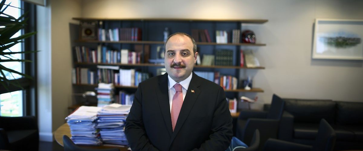 Sanayi ve Teknoloji Bakanı Mustafa Varank, üniversitedeki Ar-Ge laboratuvarının kapanmasını engelledi