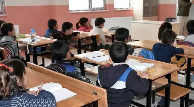 Okullarda serbest kıyafet uygulaması sona eriyor